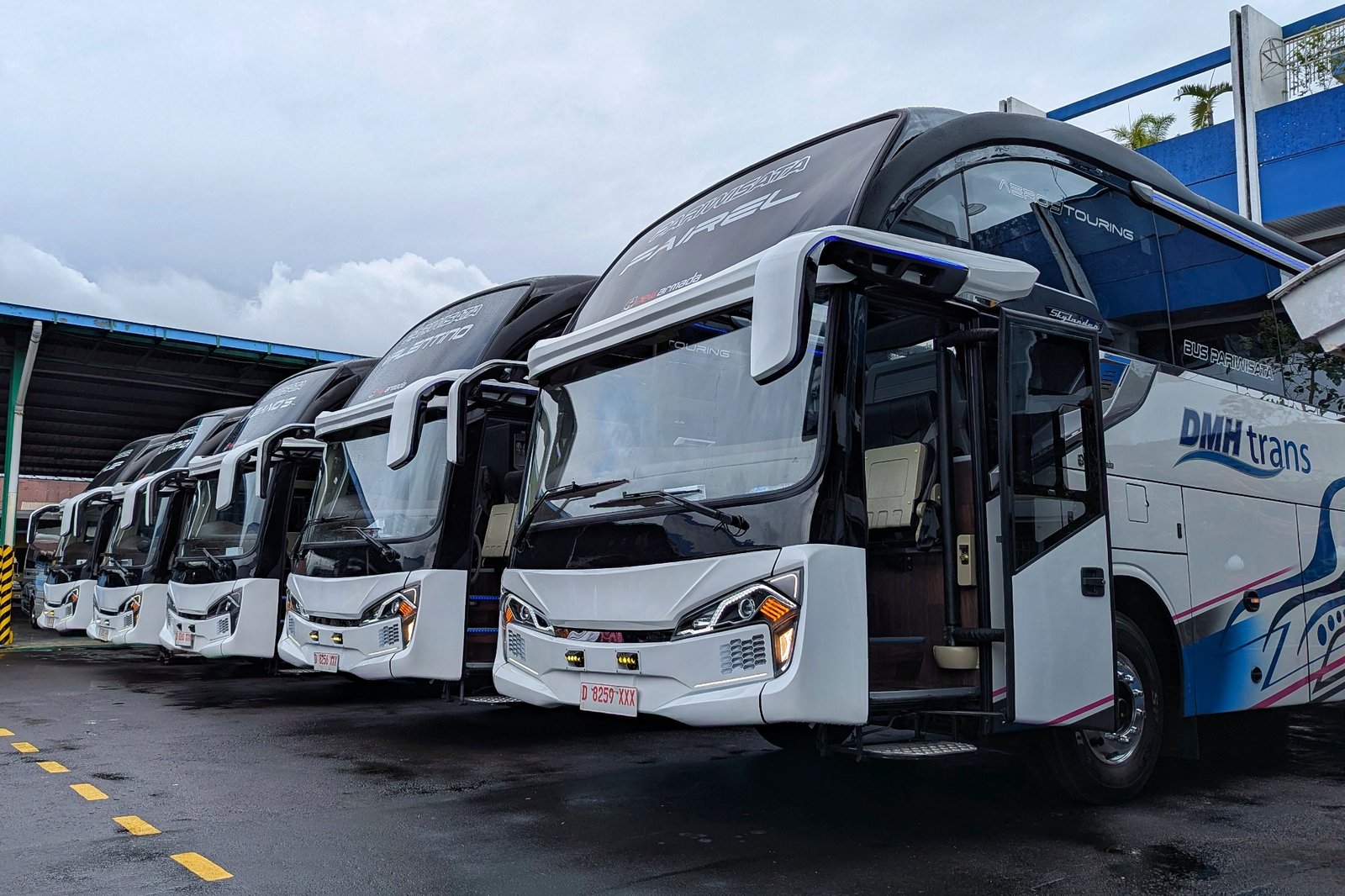 Bus pariwisata untuk perjalanan rombongan