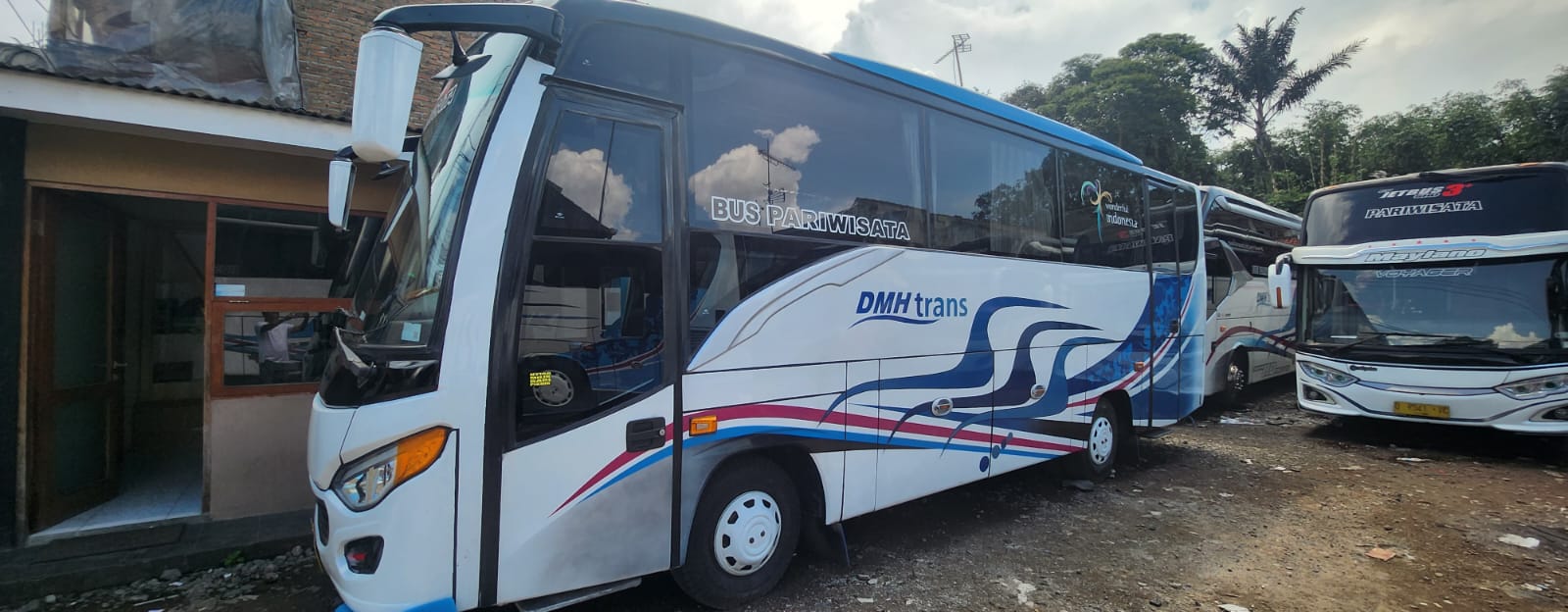 Medium Bus 31 Seat DMH Trans